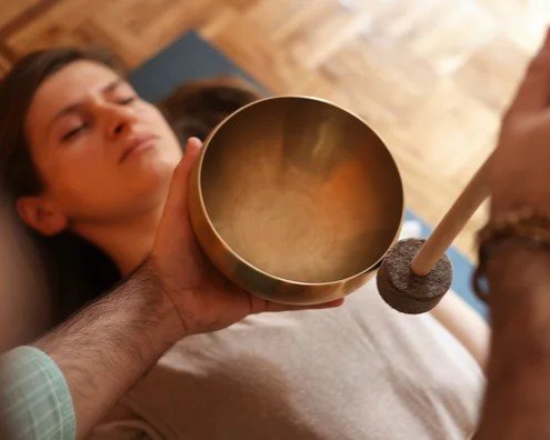 man_playing_gong_sound_bath_1473714583